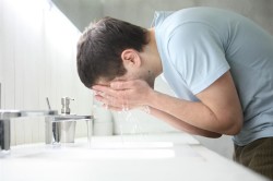 Промывание глаз при ожоге Промывание глаз при ожоге