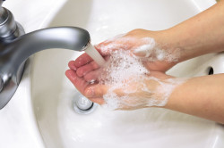 Промывание раны водой с мылом